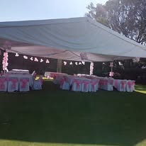 Carpa montada con mesas decoradas
