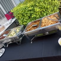 Buffet con charolas de alimentos