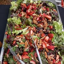 Ensalada servida para banquete