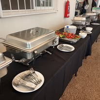 Buffet montado con equipo para servicio